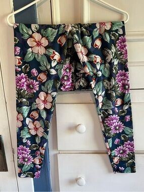 LuLuRoe Leggings navy blue with floral print